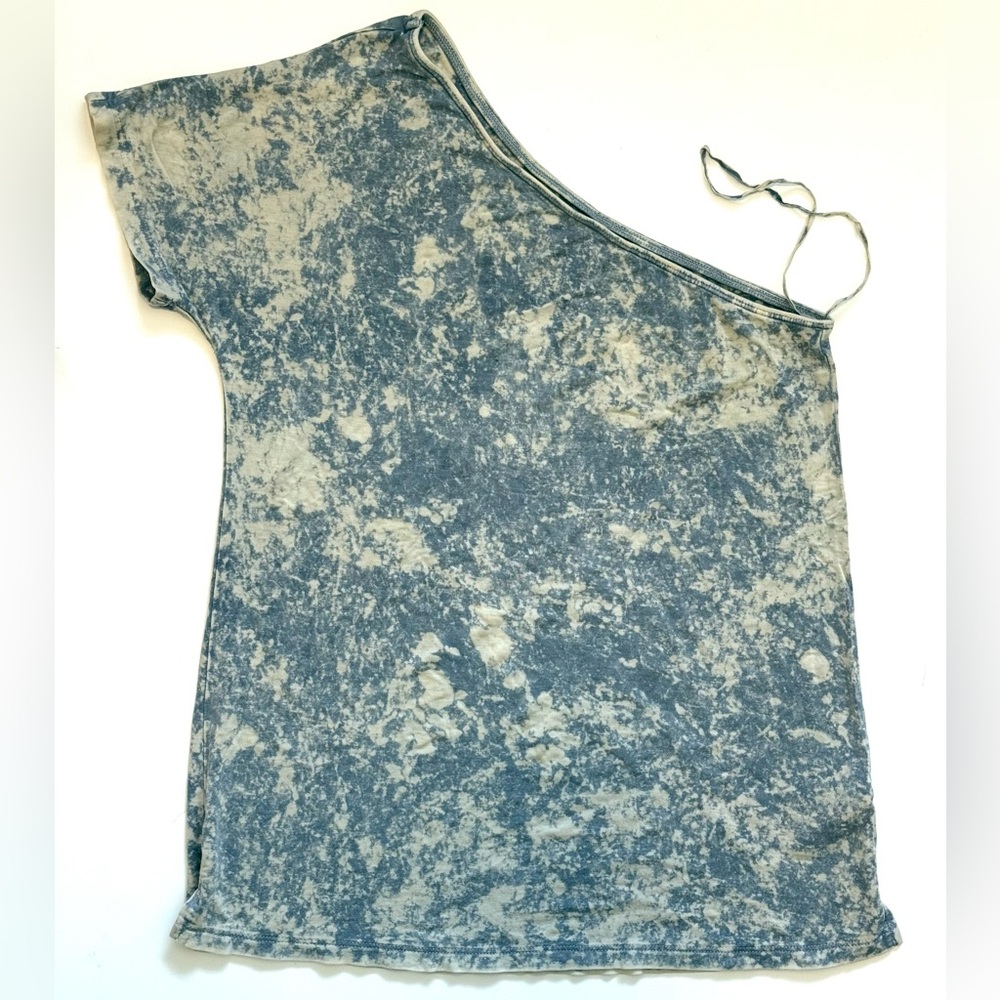 Acid Wash One-Shoulder Tee in Greyish Blue and Cream